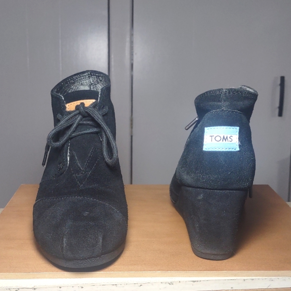 Toms Desert Casual Wedge Tie-up booties. Size 6.5